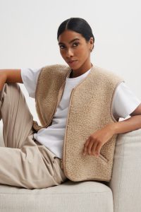 WEŁNIANA KAMIZELKA TEDDY BEŻOWA