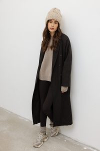 Puchowe kurtki i płaszcze damskie – jak wybrać model, który nie poszerza sylwetki?