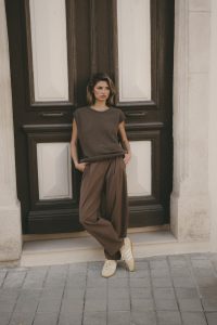 Wizytowe spodnie damskie w nowoczesnych zestawach biurowych