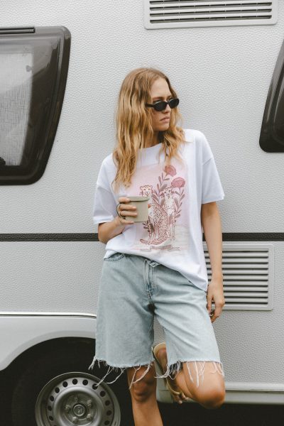 T-SHIRT ERICA “LAMPARTY” BIAŁY