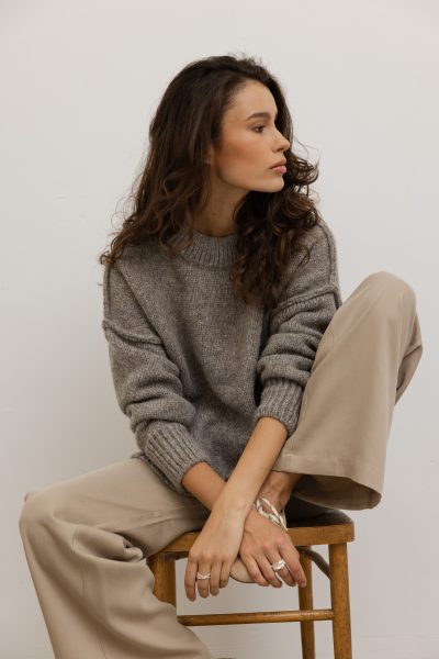 WEŁNIANY SWETER DEMETER BEŻOWO-SZARY