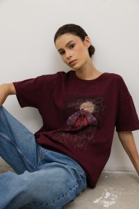 T-SHIRT ERICA “NOCNY MOTYL” WINO