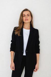 Które marynarki damskie eleganckie najlepiej podkreślają sylwetkę?