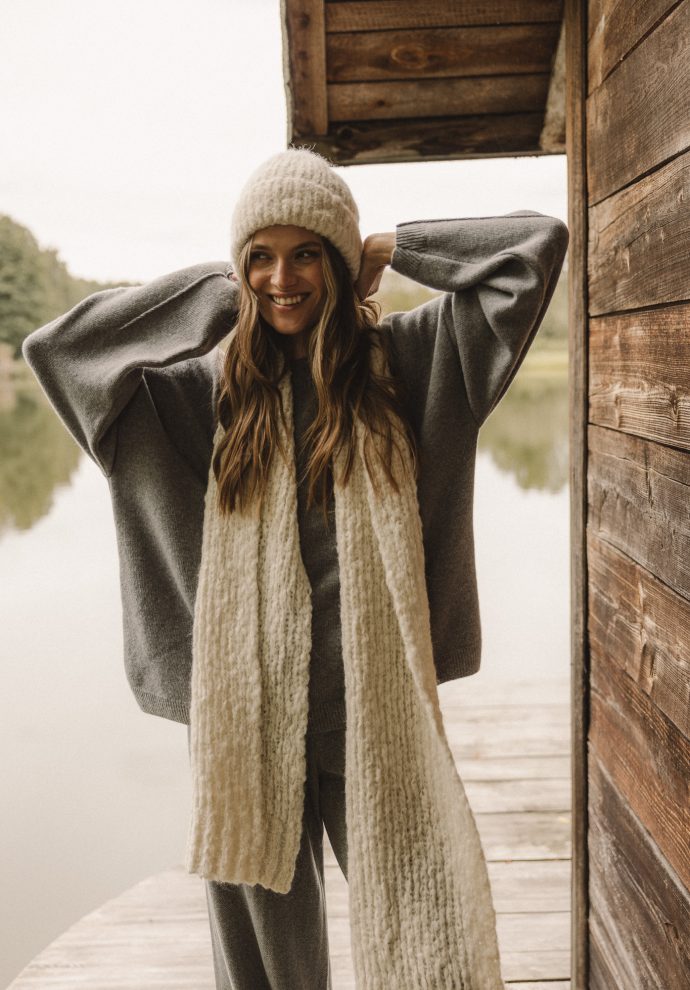 WEŁNIANY SZALIK MELANIA ECRU