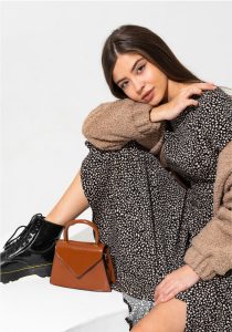 Jak nosić wizytowe sukienki damskie bez efektu formalności?