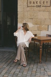 Elegancka odzież damska – jak budować ponadczasową garderobę kapsułową?