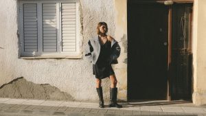 Jaki płaszcz do spódnicy midi? Jak dobrać długość okrycia do sylwetki