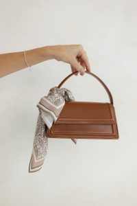 APASZKA GIGI BEŻOWO-BIAŁA