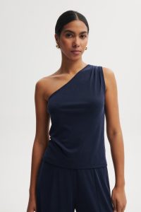 Bluzka wizytowa damska – jaki materiał nie dodaje objętości w okolicach brzucha?