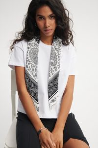 APASZKA ZOE CZARNO- BIAŁA