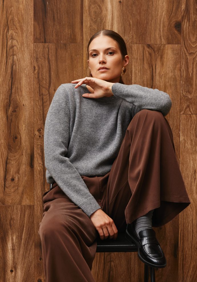 WEŁNIANY SWETER LAURA SZARY