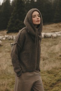 WEŁNIANY SWETER DEMETER BRĄZOWY