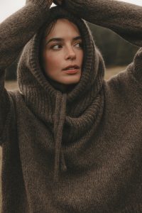 WEŁNIANA BALACLAVA ADELE BRĄZOWA