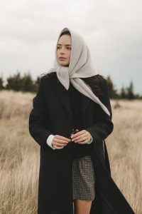WEŁNIANA CHUSTA INES BEŻOWA