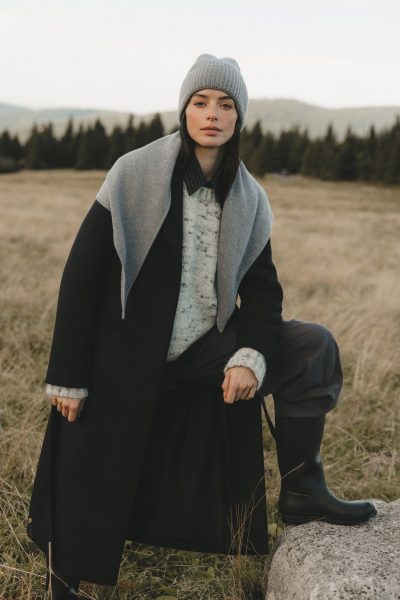 WEŁNIANA CHUSTA INES CIEMNO SZARA