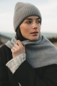 WEŁNIANA CZAPKA INES CIEMNO SZARA